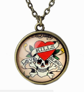 Vintage náhrdelník "Love kills slowly"